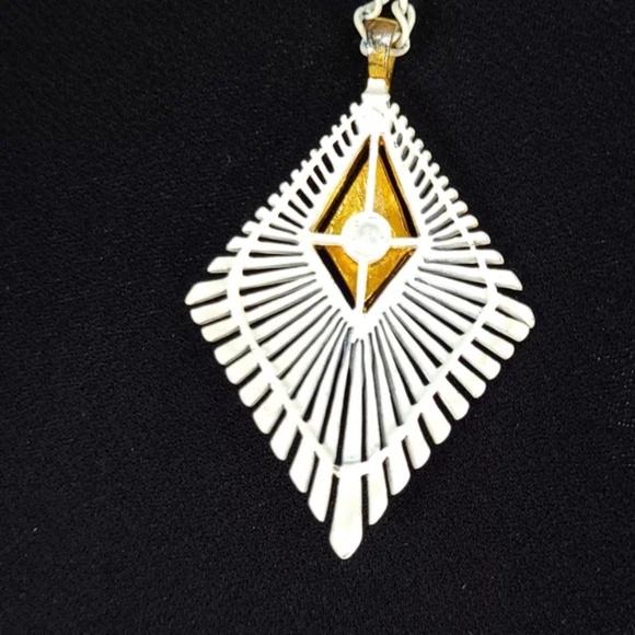 60s Vintage White and Goldtone Long Necklace - Picture 7 of 9